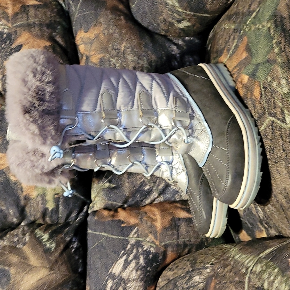 Snow boots